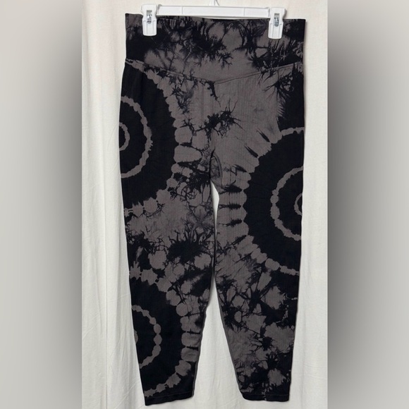 PINK Victoria's Secret Pants - PINK Victoria’s Secret Active Black and Gray Tie-Dye 7/8 Leggings Size XL